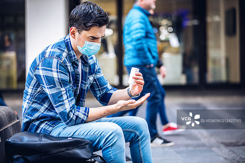 男人因冠状病毒风险对手进行消毒图片素材