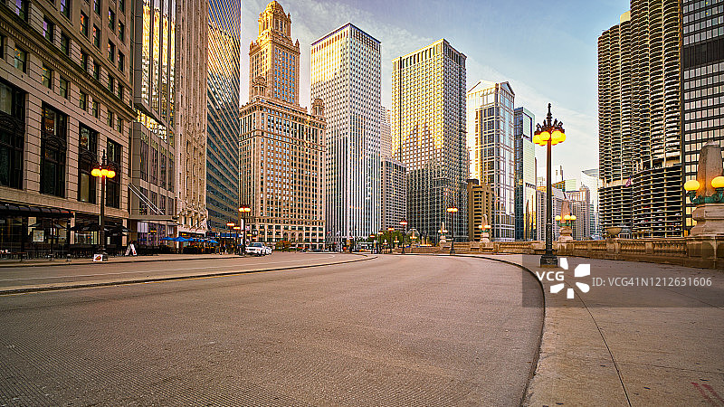 芝加哥市中心清晨街景：酒店与金融大厦图片素材