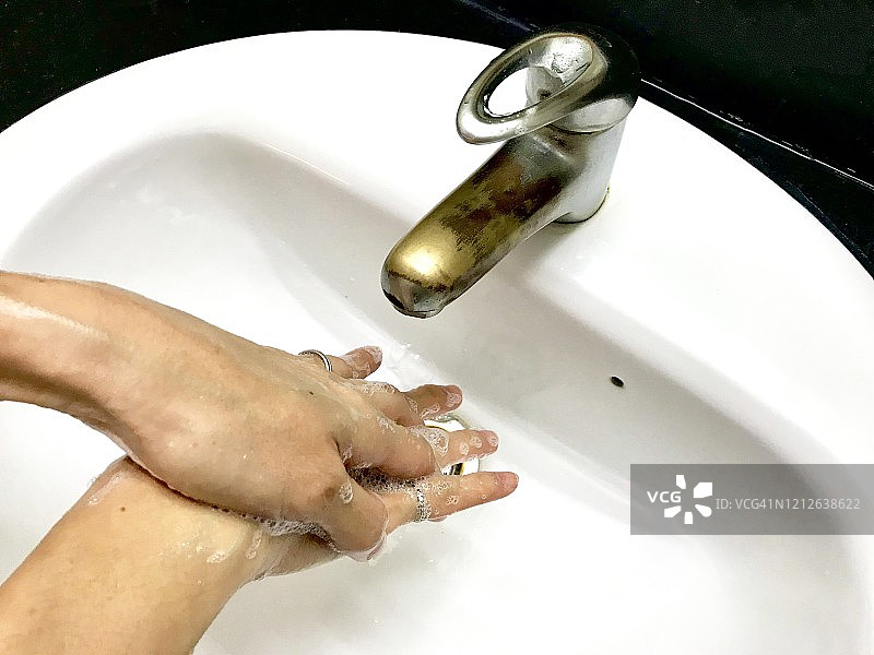 用肥皂洗手对抗新冠病毒图片素材