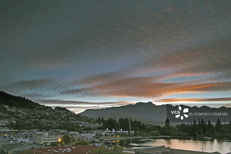 新西兰皇后镇和卓越山的日出图片素材