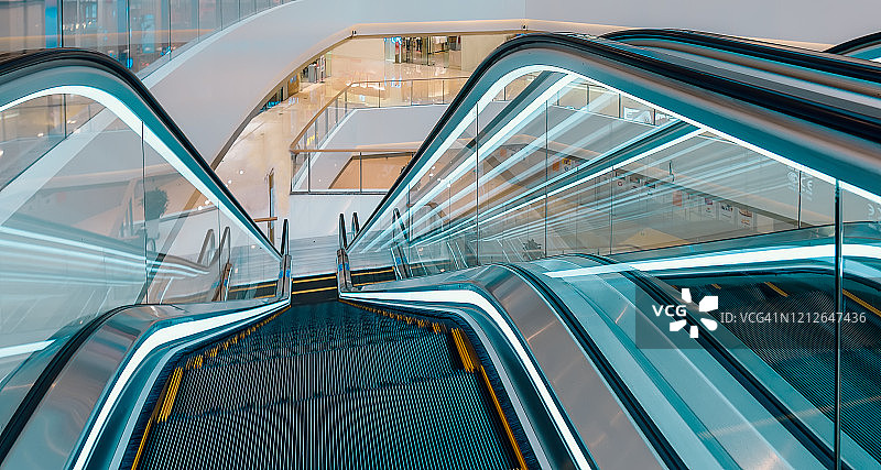 长长的自动扶梯高角度视图图片素材