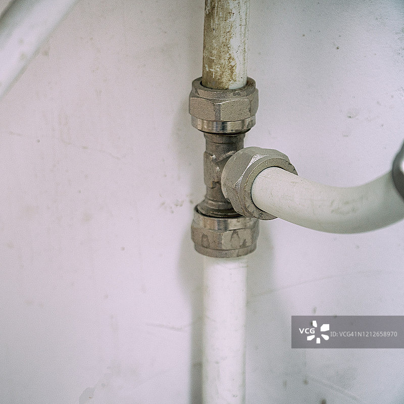 塑料管道上的旧连接三通管件图片素材