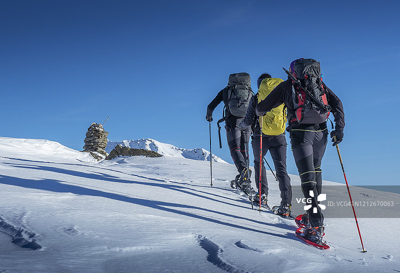 雪坡上的登山者图片素材