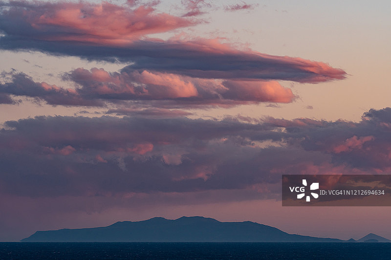 日本东京县岛屿上的日落云彩图片素材