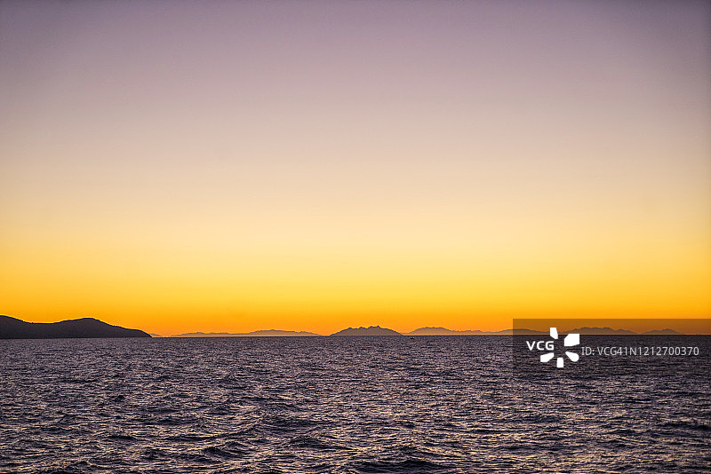 从银 Argentario 到吉利奥岛的渡轮上的日落景色图片素材