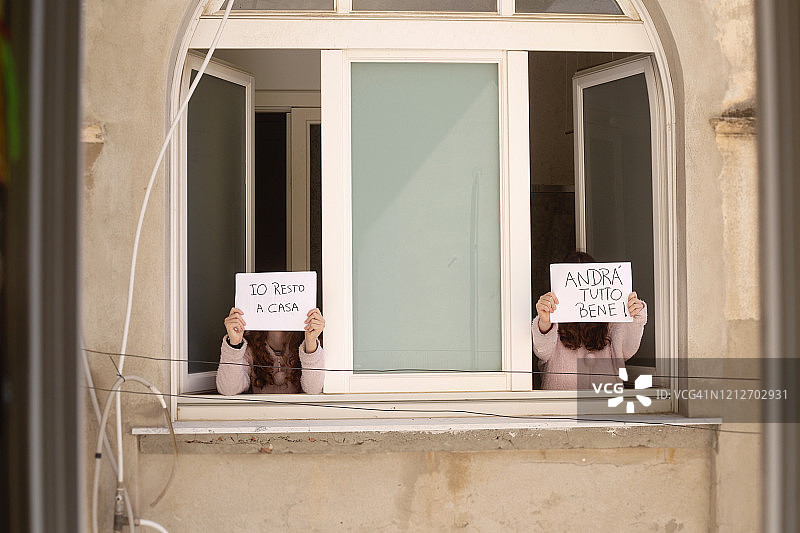 青少年用意大利语发送关于冠状病毒的信息图片素材