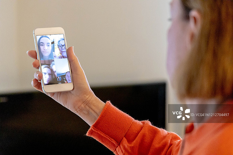 在西班牙新冠疫情隔离期间与家人视频通话图片素材