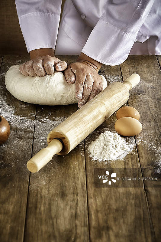 手工面包房：面包师揉捏面团图片素材