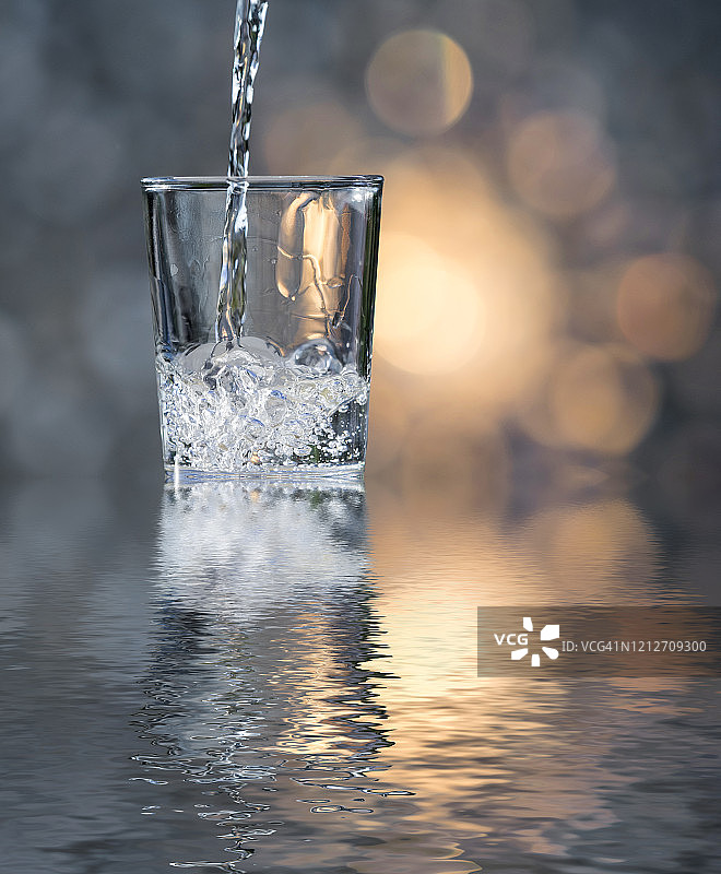 在阳光下于户外倒满一杯水图片素材