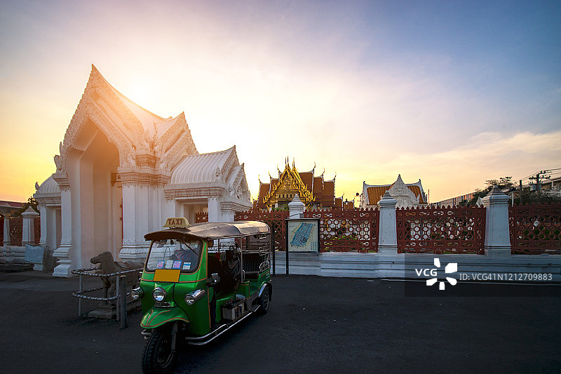 停在泰国曼谷卧佛寺前的嘟嘟车图片素材