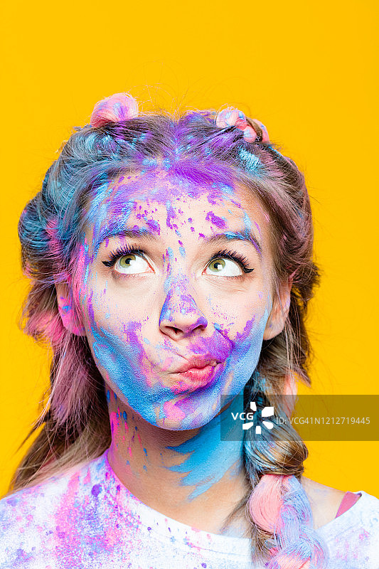 少女脸上涂满彩色粉末特写图片素材