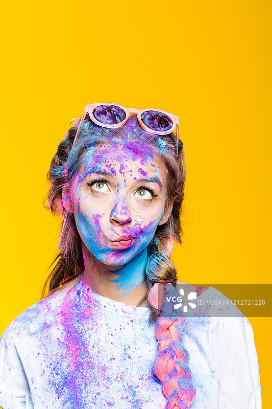 身上沾满彩色粉末的少女头像图片素材