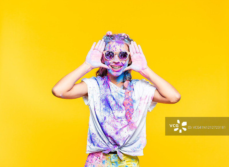 满身彩色粉末的快乐少女的肖像图片素材