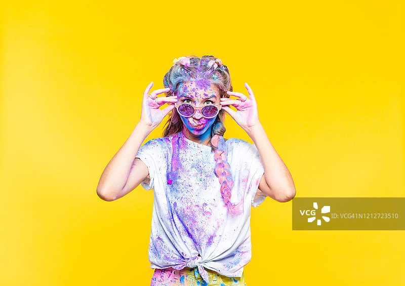 侯丽节彩色节上惊讶的青少年肖像图片素材