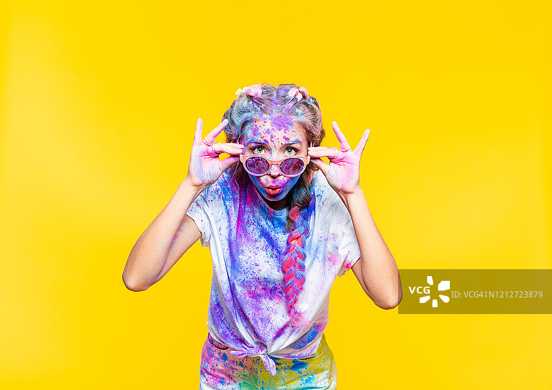 惊讶的少女庆祝洒红节图片素材