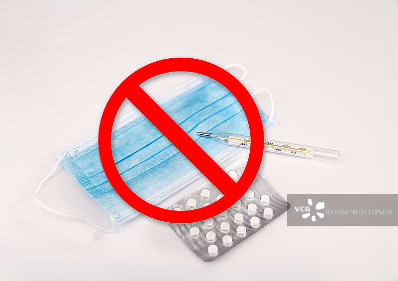 防护口罩和带有红色禁止标志的温度计图片素材