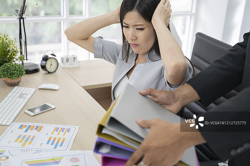 亚洲女商人的压力工作日图片素材