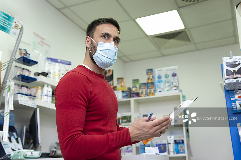 药剂师在药店佩戴医用口罩图片素材