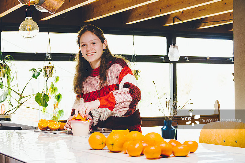 年轻女孩榨橙汁图片素材
