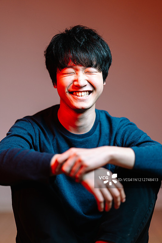 快乐的现代男人肖像图片素材