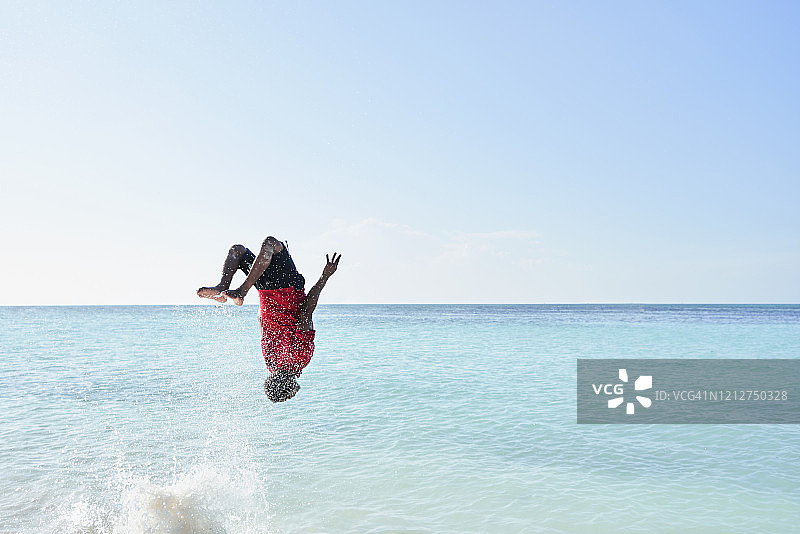 男子在海中做后空翻图片素材
