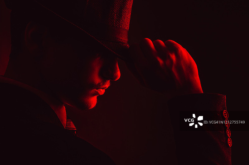 戴帽子，穿西装打领带的复古男人图片素材