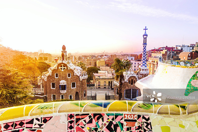 安东尼·高迪设计的奎尔公园与巴塞罗那城市图片素材