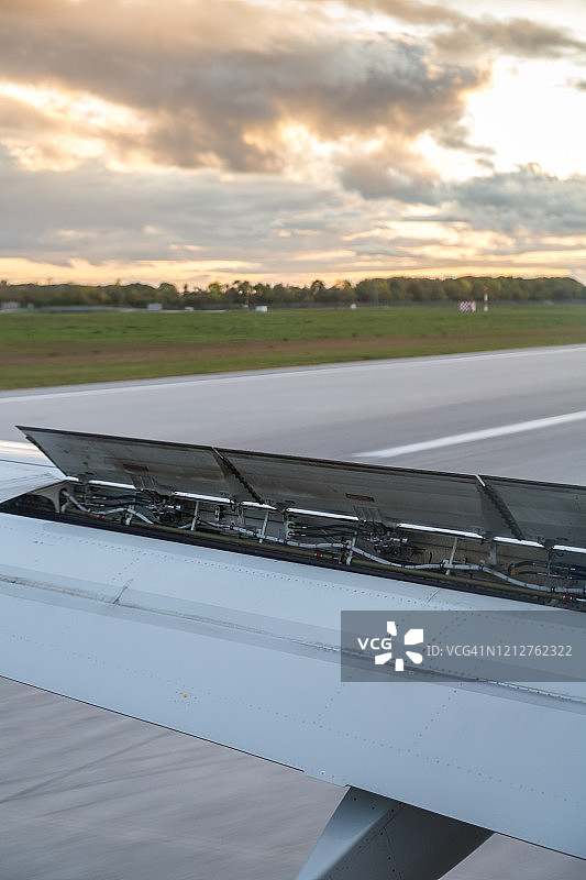 飞机在慕尼黑机场降落时升起的襟翼图片素材