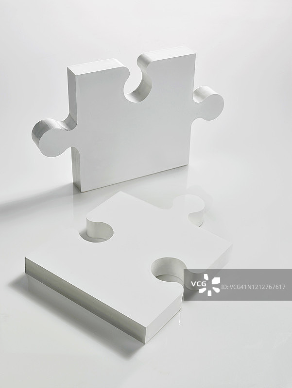 白色背景上的两块白色拼图图片素材