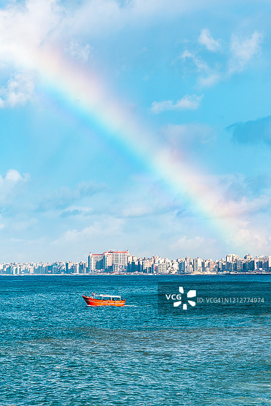 亚历山大城市和地中海上空出现的美丽彩虹，埃及图片素材