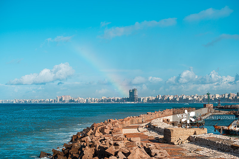 亚历山大城市和地中海上空出现的美丽彩虹，埃及图片素材