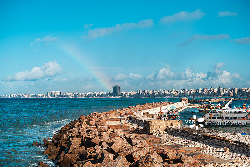 亚历山大城市和地中海上空出现的美丽彩虹，埃及图片素材