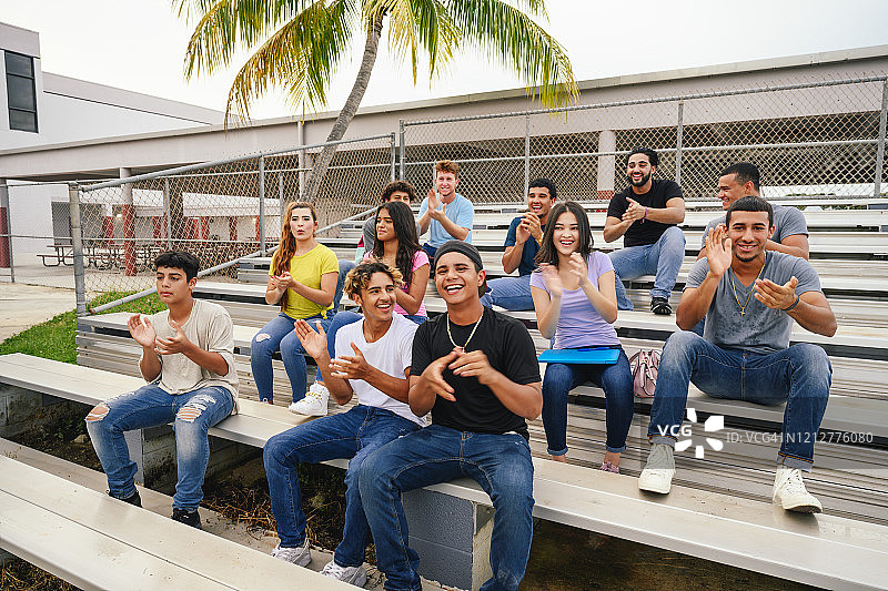 欢呼雀跃的支持型西班牙裔青少年图片素材