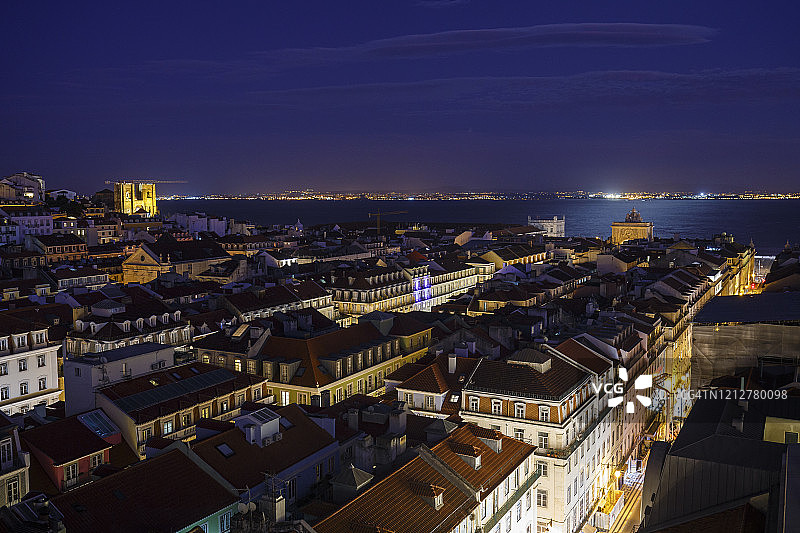 里斯本黄昏时分的历史悠久的市中心图片素材