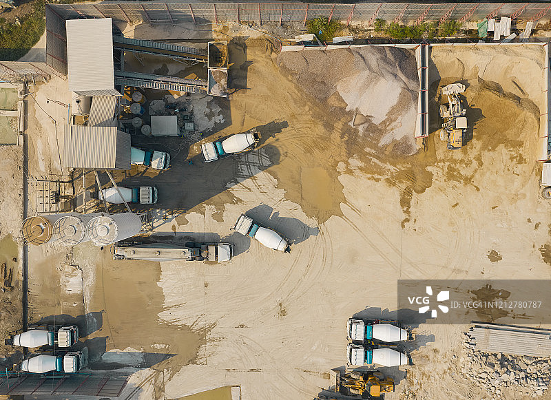 水泥罐车从搅拌机中装载水泥或混凝土，运往建筑工地航拍图片素材