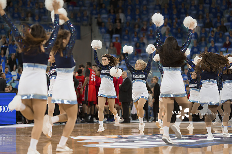 在篮球场表演的啦啦队员图片素材
