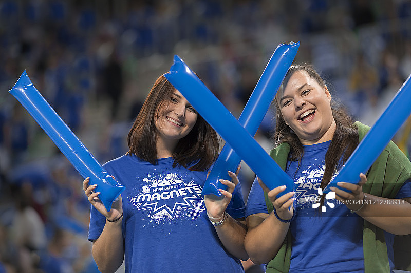 手持充气棒的观众图片素材