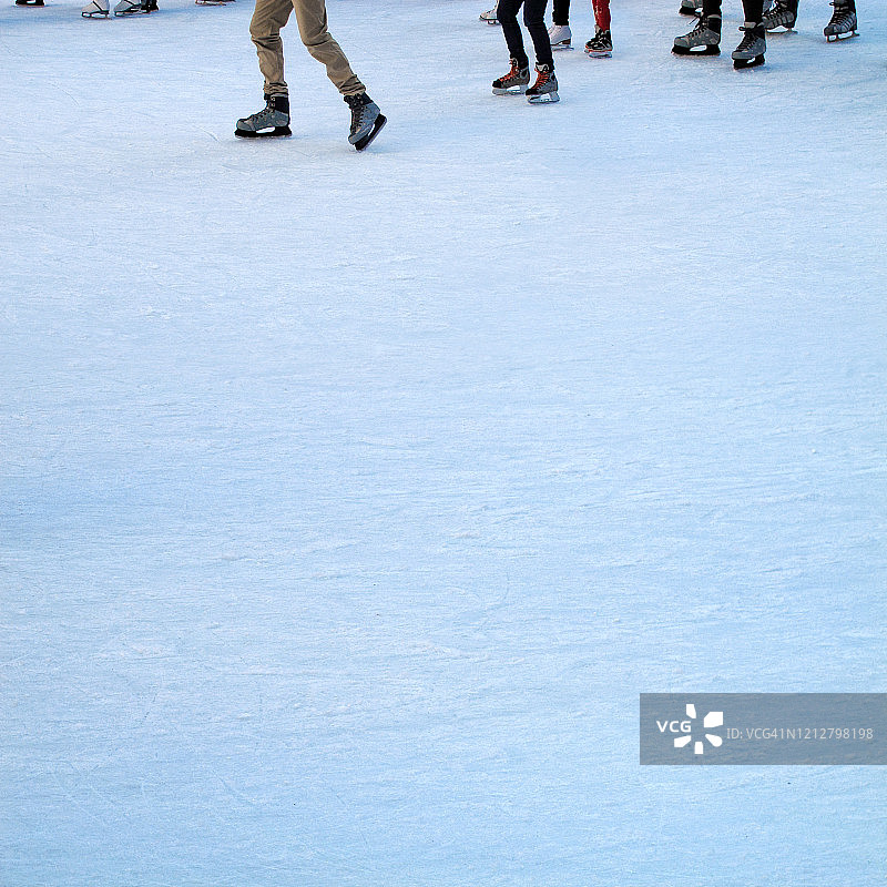 在公园里享受滑冰的乐趣图片素材