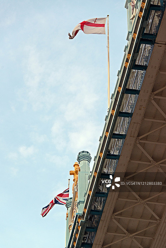 英格兰和英国国旗在伦敦塔桥图片素材