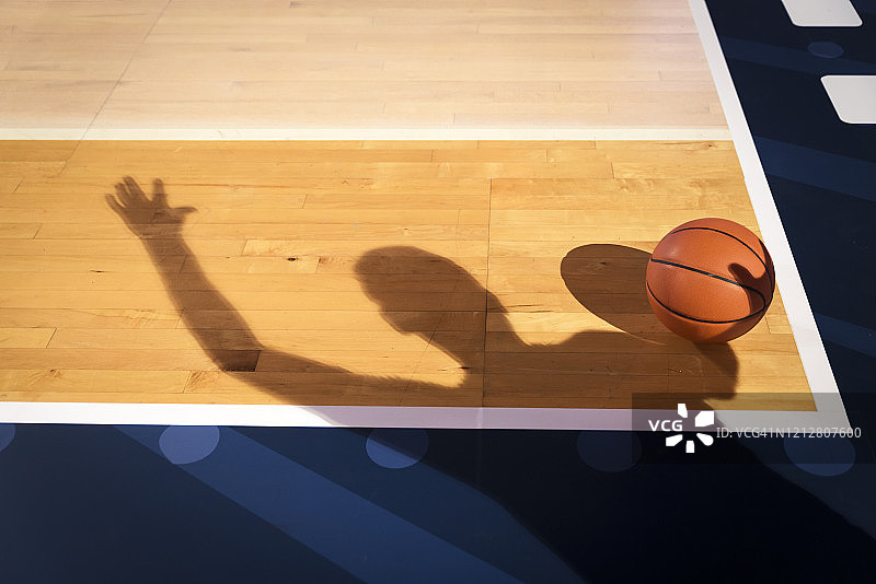 球场上的篮球图片素材