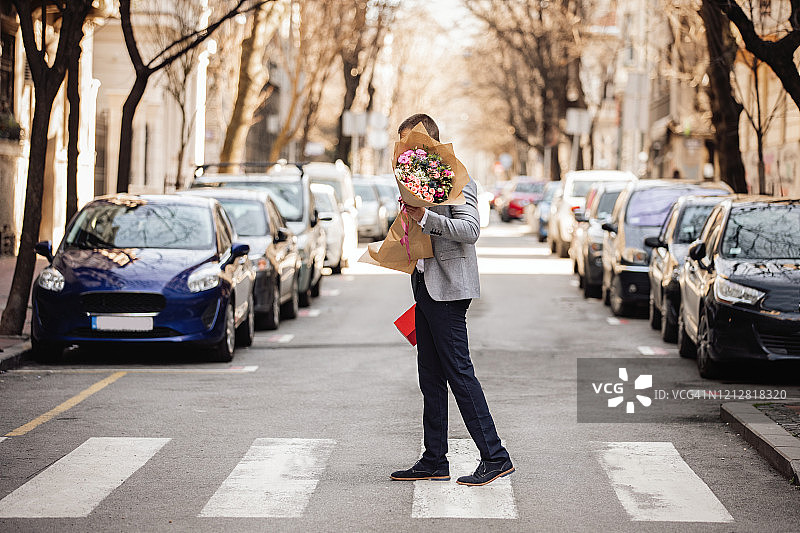 年轻男人抱着一束鲜花图片素材