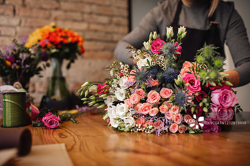 女花店店员在花店里整理花束图片素材