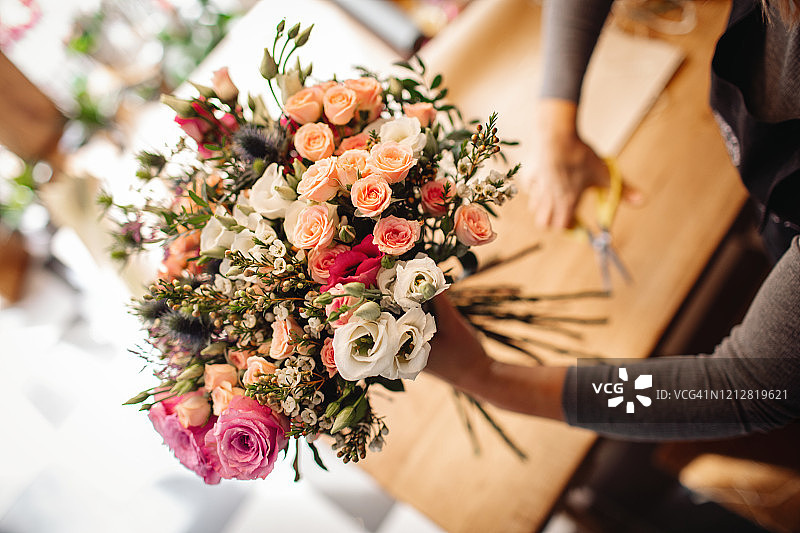 女花店店员在花店里整理花束图片素材