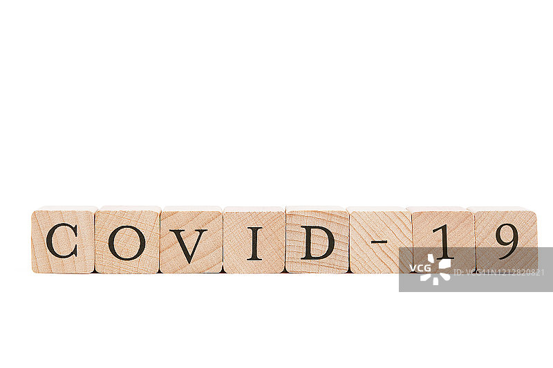 由木制方块组成的“新冠肺炎”字样，白色背景图片素材