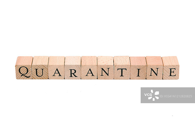 由木制立方体制成的隔离词，隔离在白色背景上图片素材