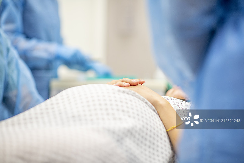 医生为孕妇分娩做准备图片素材