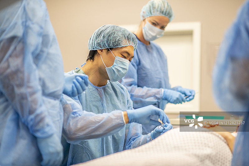 医生为孕妇分娩做准备图片素材