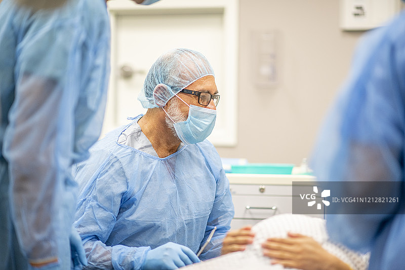 医生为孕妇分娩做准备图片素材