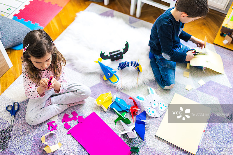 孩子们用纸制作折纸图片素材