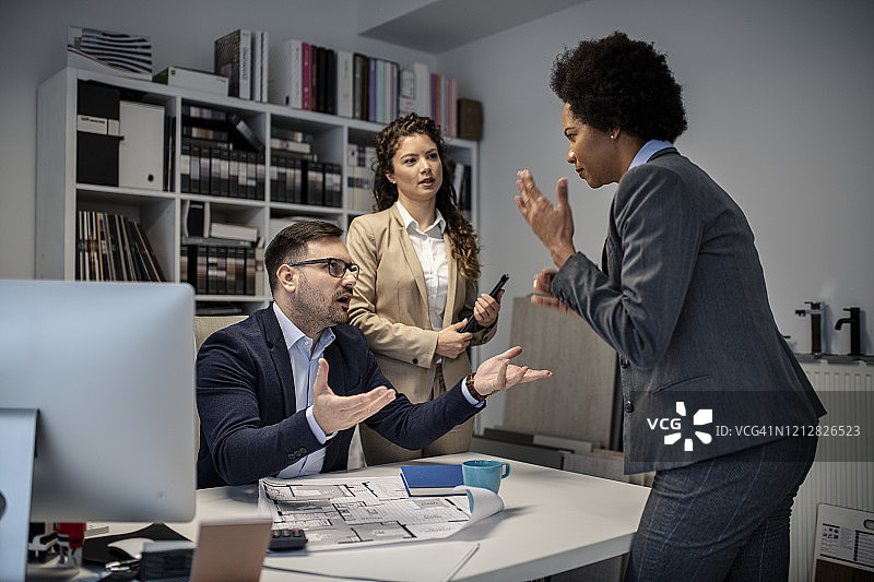愤怒的经理在办公室训斥下属图片素材